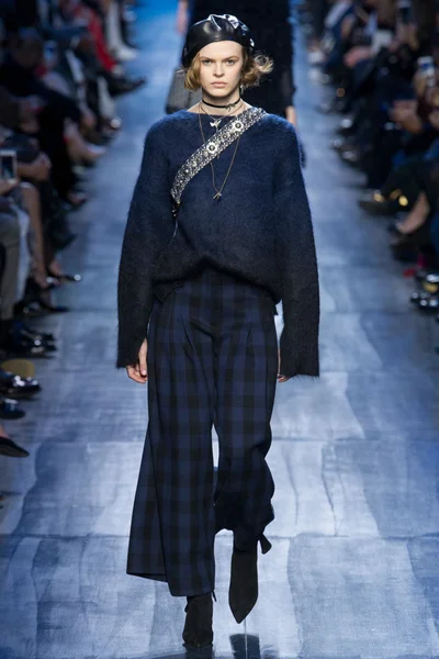 Look 16
